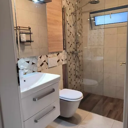 Luxury Airport Retreat Kwatera prywatna *