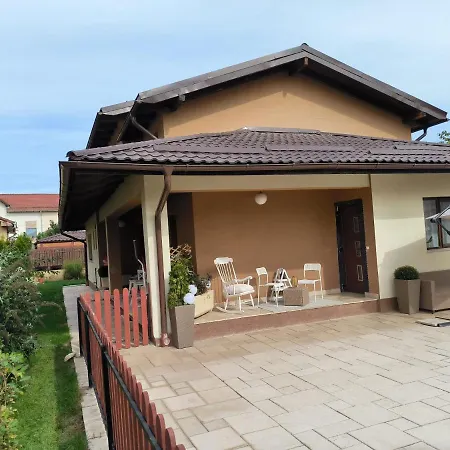 Luxury Airport Retreat Gazde/Camere de închiriat