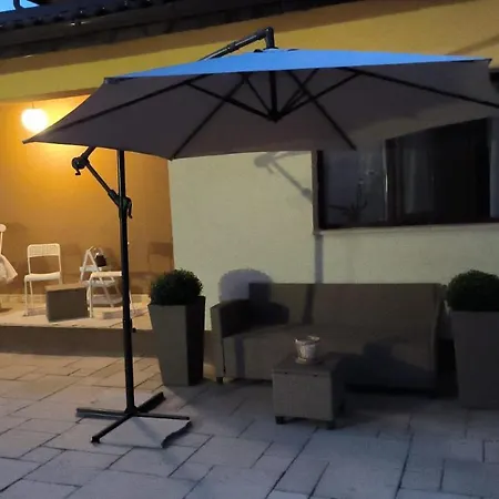 Luxury Airport Retreat Kwatera prywatna