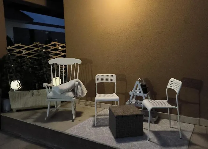 Luxury Airport Retreat منزل للإقامة