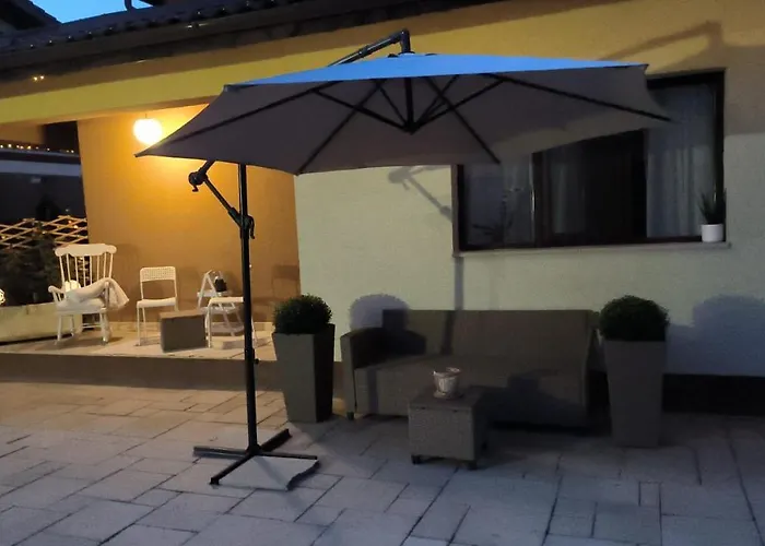 Luxury Airport Retreat منزل للإقامة